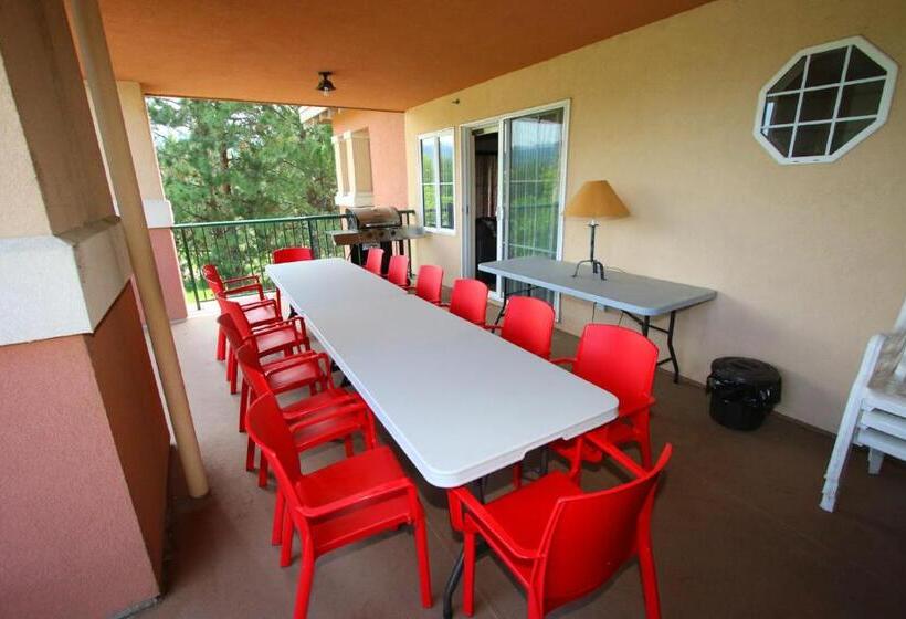 סטודיו משפחתי, Borgata Lodge Resort