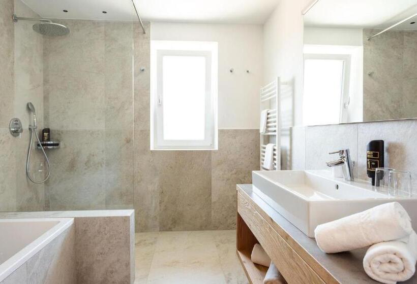 Люкс с Балконом, Hofer