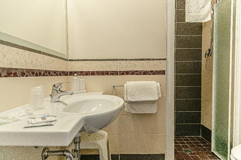 デラックスの4人部屋, Metropolitan