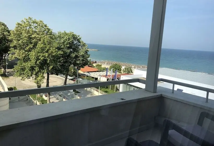 اتاق لوکس با چشمانداز دریا, New Belvedere