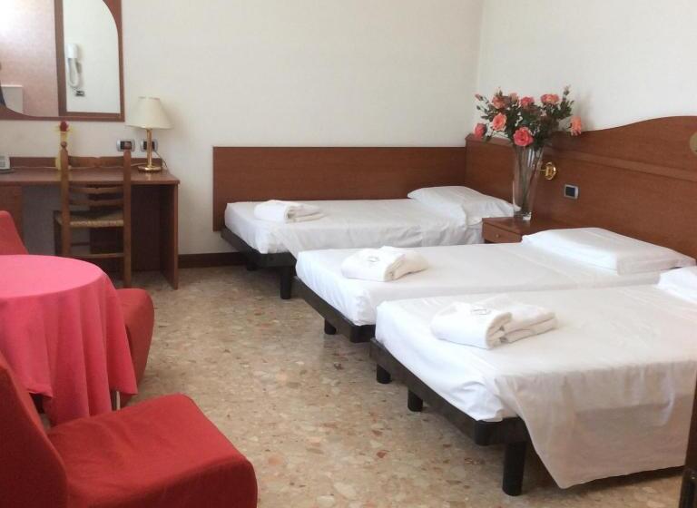 חדר סטנדרט לשלושה, Pizzeria Ristorante Al Leone