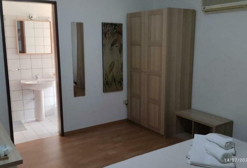 اتاق استاندارد سه تخته با چشم‌انداز استخر, B&b Troisi