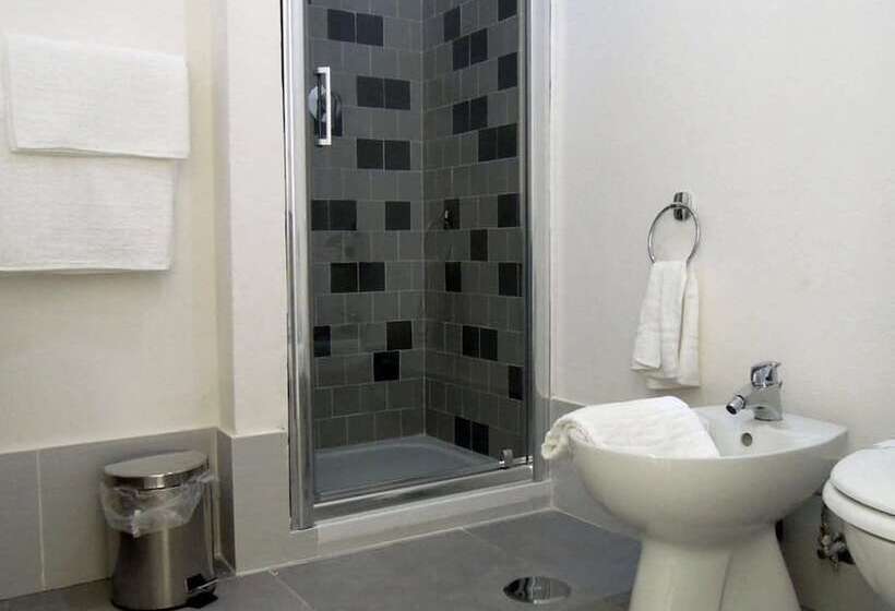 חדר סטנדרט לשלושה, Dodo House