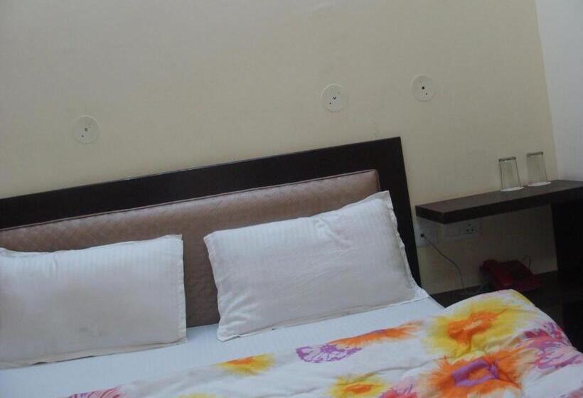 Quarto Deluxe, Abhinandan Grand