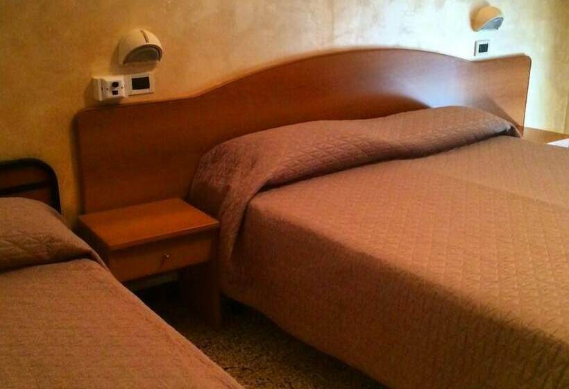 اتاق استاندارد سه نفره, Caruso