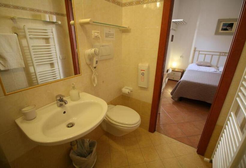 חדר קלאסי לארבעה, Conero Camere