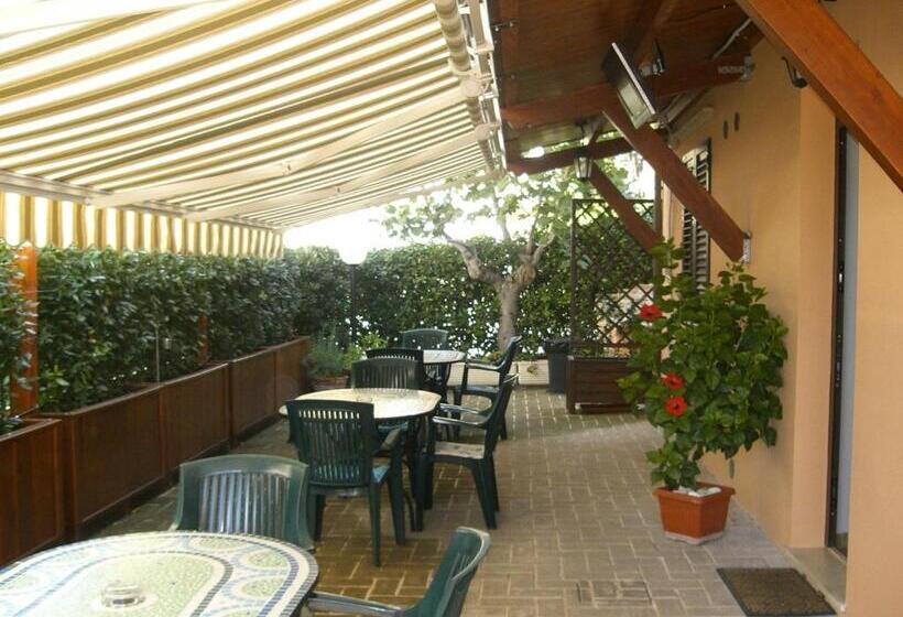 חדר סטנדרט לארבעה, Conero Camere