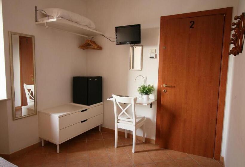 חדר סטנדרט לארבעה, Conero Camere