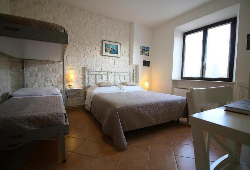 חדר סטנדרט לארבעה, Conero Camere