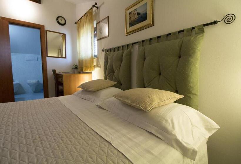 חדר אקונומי, Conero Camere