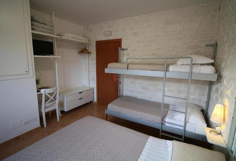 חדר סטנדרט לארבעה, Conero Camere