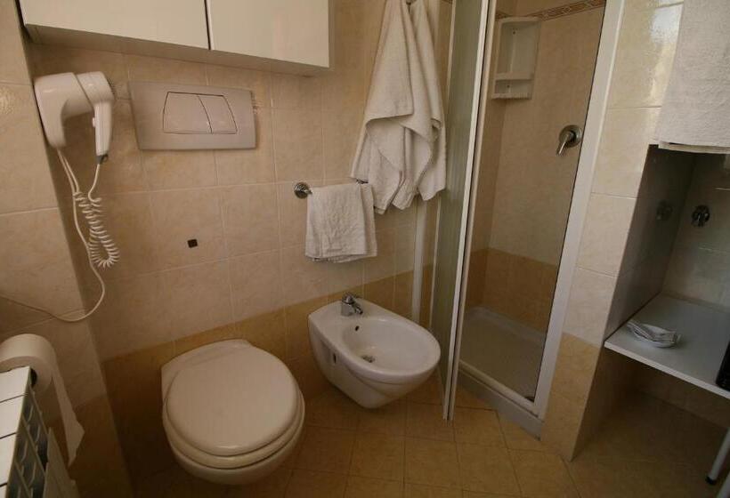 חדר סטנדרט לארבעה, Conero Camere