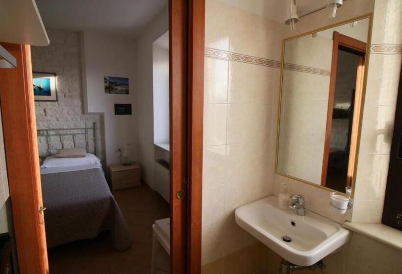 חדר סטנדרט לארבעה, Conero Camere