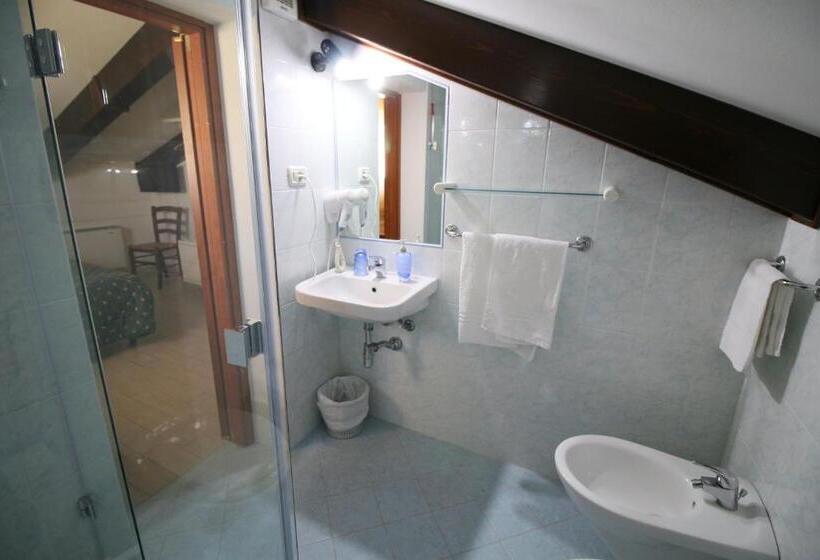 חדר אקונומי, Conero Camere