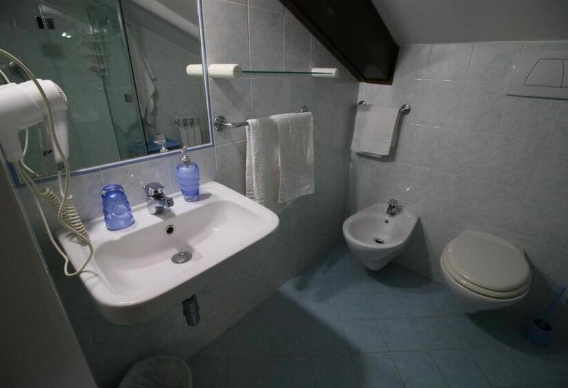 חדר אקונומי, Conero Camere