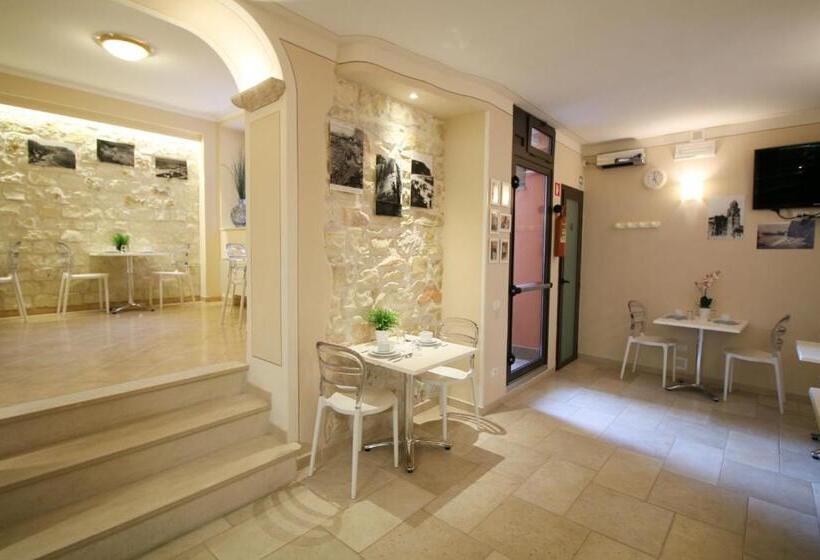 חדר אקונומי, Conero Camere