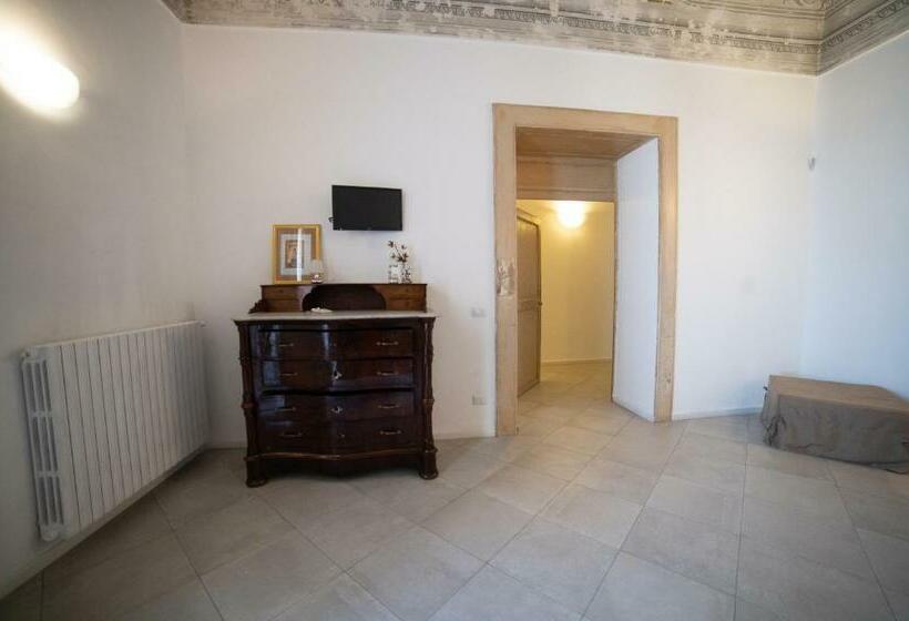 اتاق لوکس خانوادگی, Donna Elena