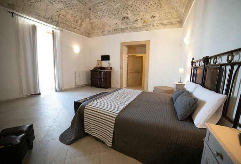 اتاق لوکس خانوادگی, Donna Elena