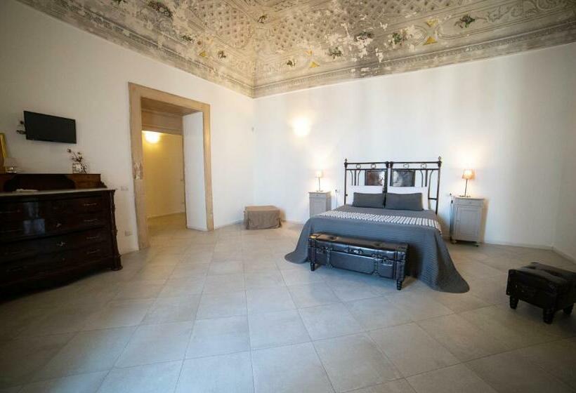 اتاق لوکس خانوادگی, Donna Elena