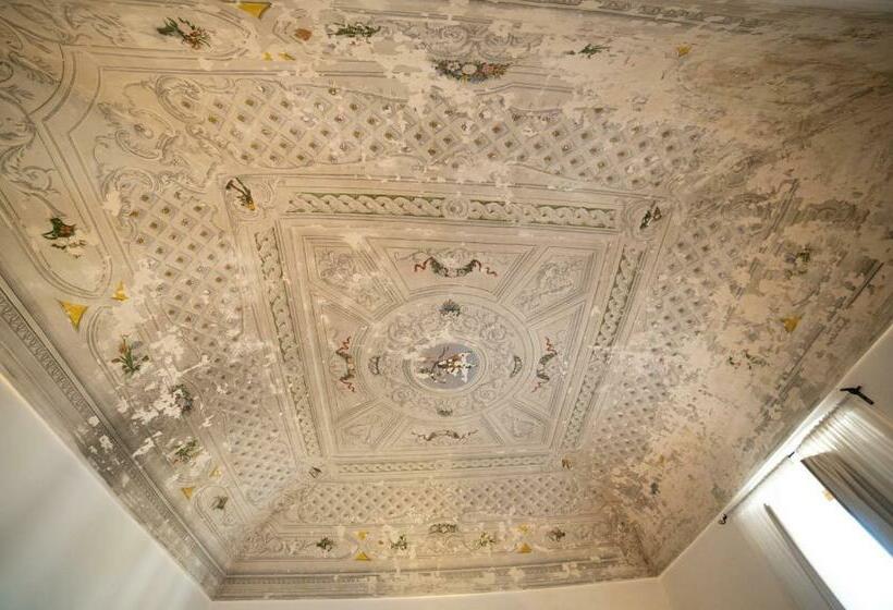 اتاق لوکس خانوادگی, Donna Elena