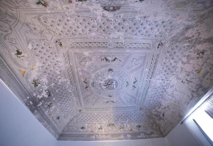 اتاق لوکس خانوادگی, Donna Elena