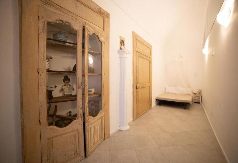 اتاق لوکس خانوادگی, Donna Elena