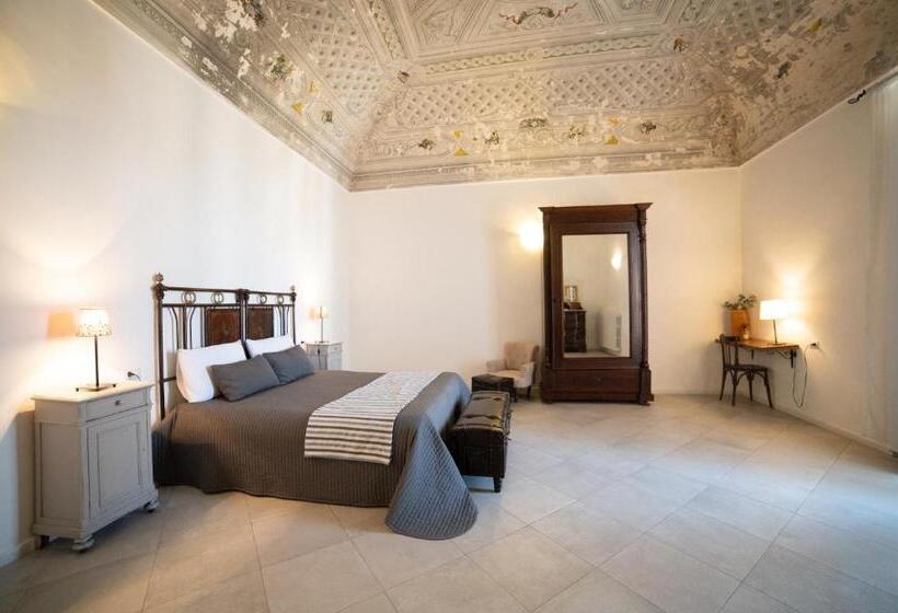 اتاق لوکس خانوادگی, Donna Elena