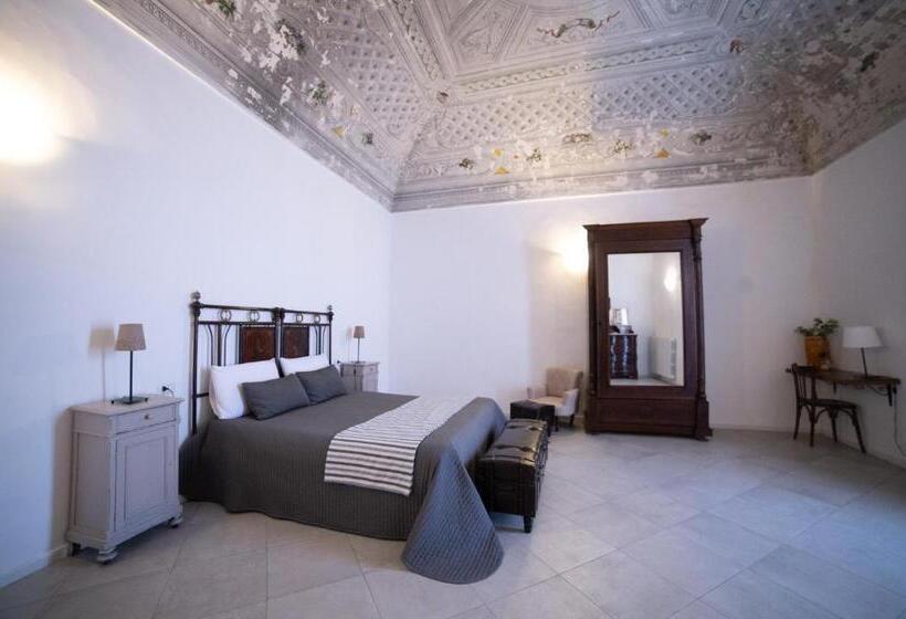 اتاق لوکس خانوادگی, Donna Elena