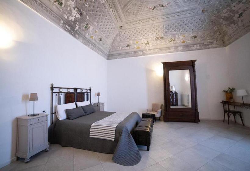 اتاق لوکس خانوادگی, Donna Elena