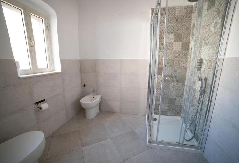 اتاق لوکس خانوادگی, Donna Elena