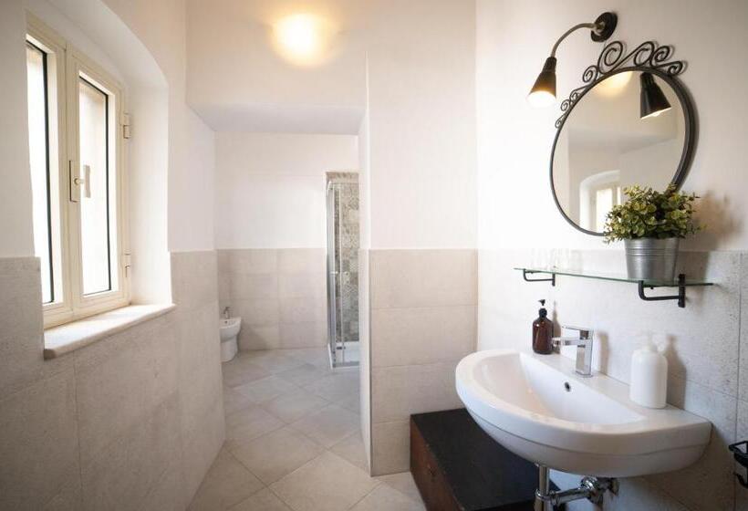 اتاق لوکس خانوادگی, Donna Elena