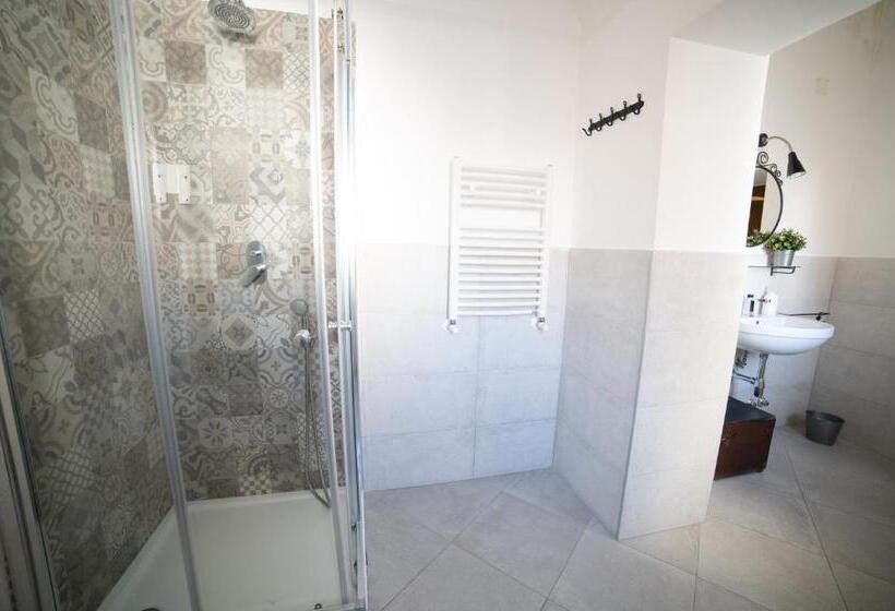 اتاق لوکس خانوادگی, Donna Elena