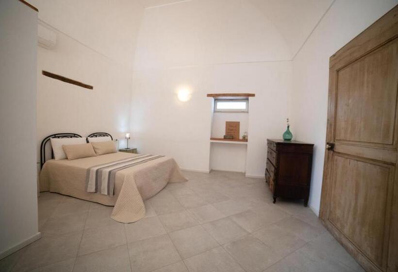 اتاق اکونومی, Donna Elena