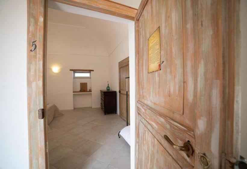 اتاق اکونومی, Donna Elena