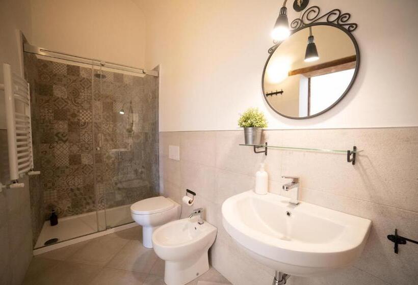 اتاق اکونومی, Donna Elena