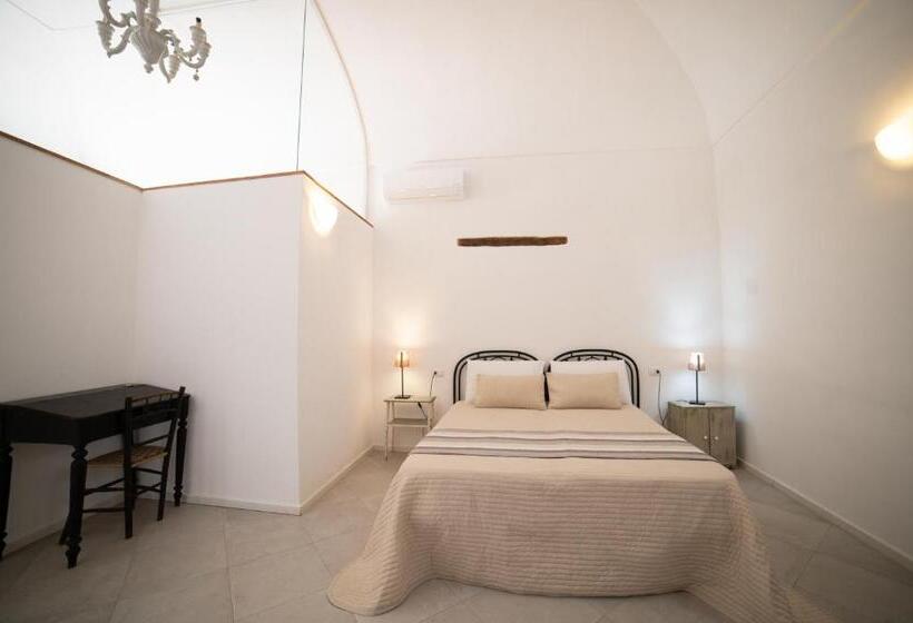 اتاق اکونومی, Donna Elena