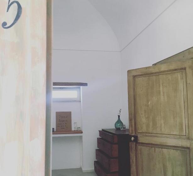 اتاق اکونومی, Donna Elena