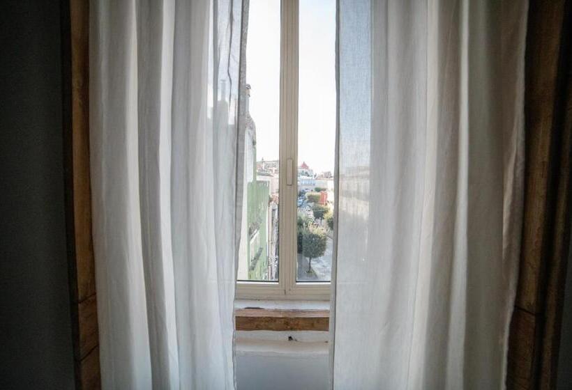 اتاق خانوادگی, Donna Elena