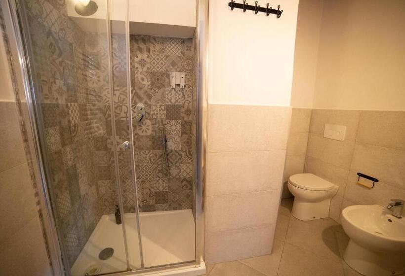 اتاق خانوادگی, Donna Elena