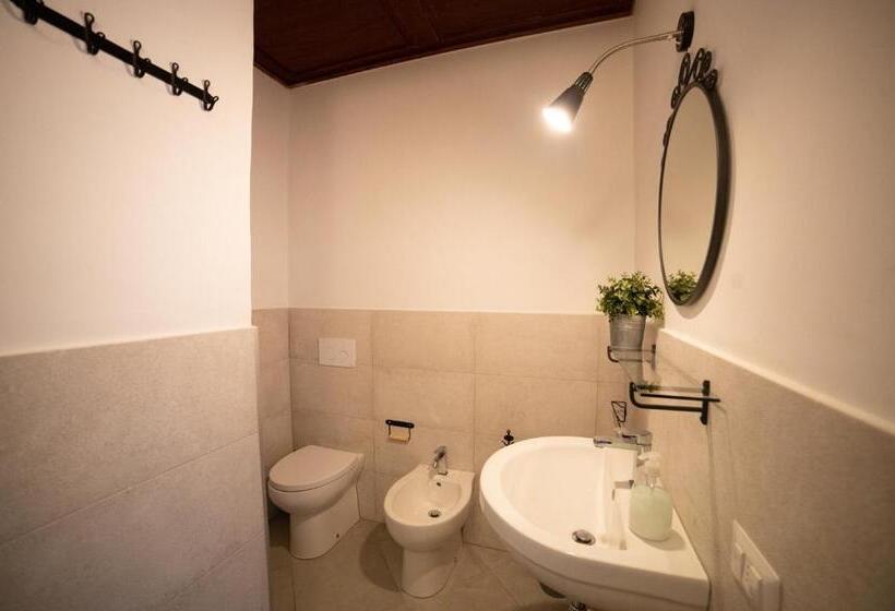 اتاق خانوادگی, Donna Elena