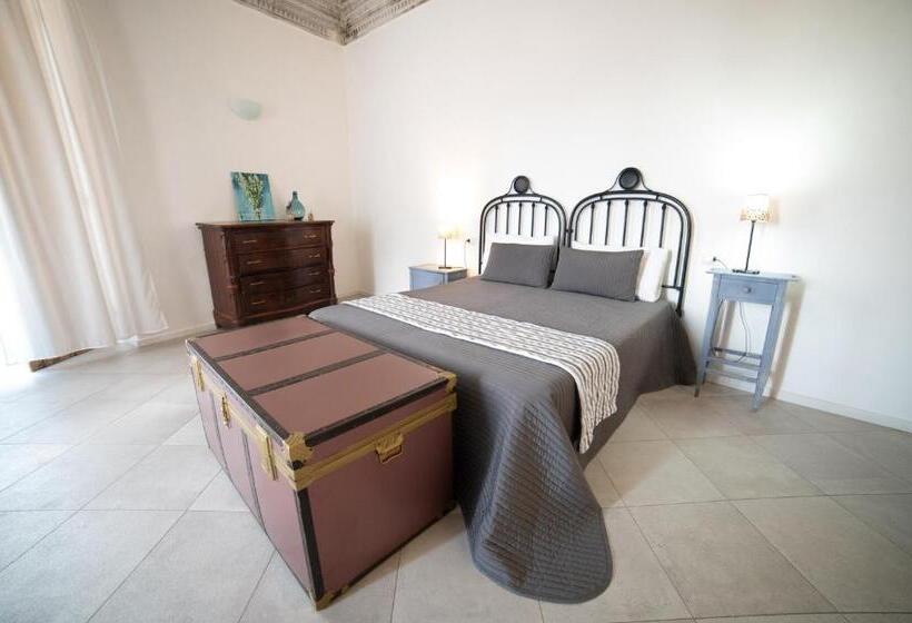 اتاق خانوادگی, Donna Elena