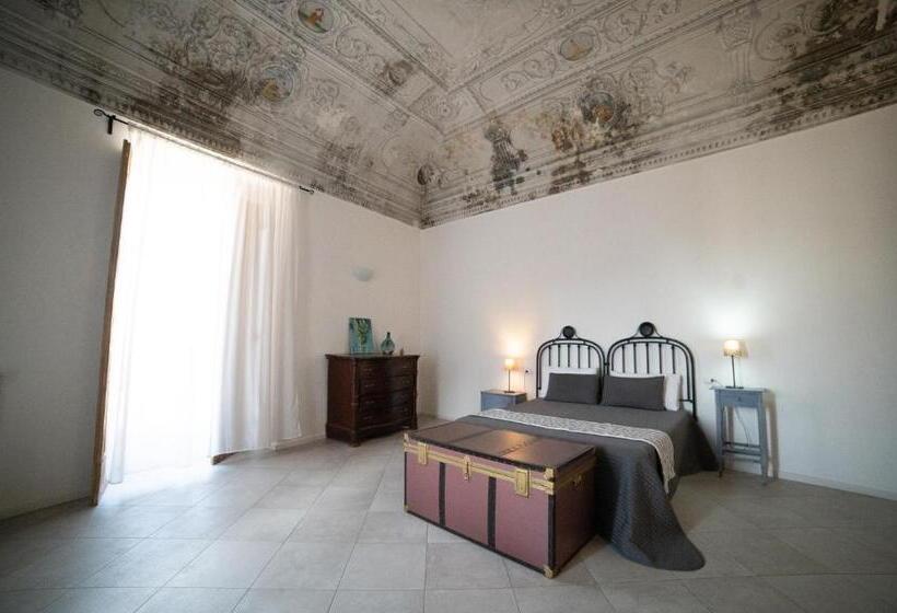 اتاق خانوادگی, Donna Elena