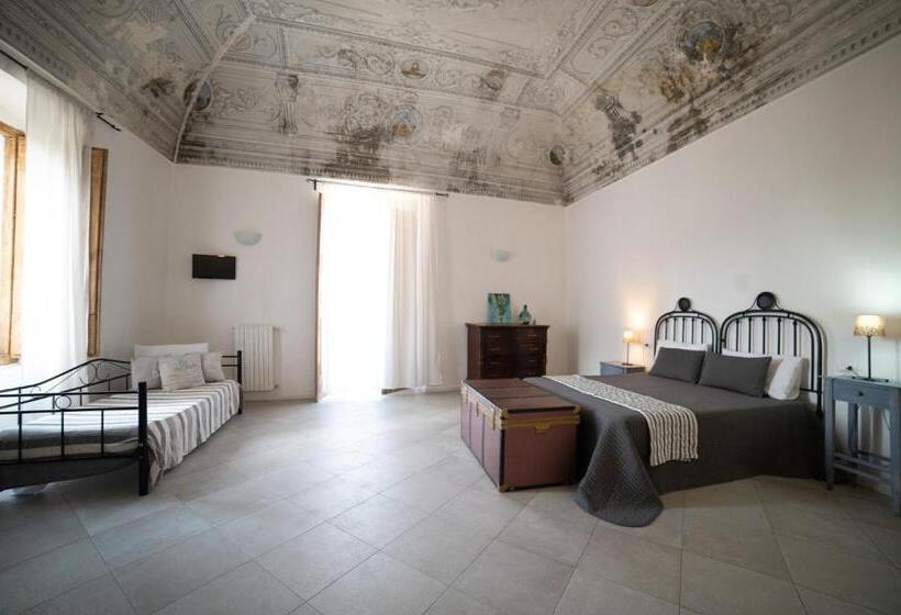 اتاق خانوادگی, Donna Elena