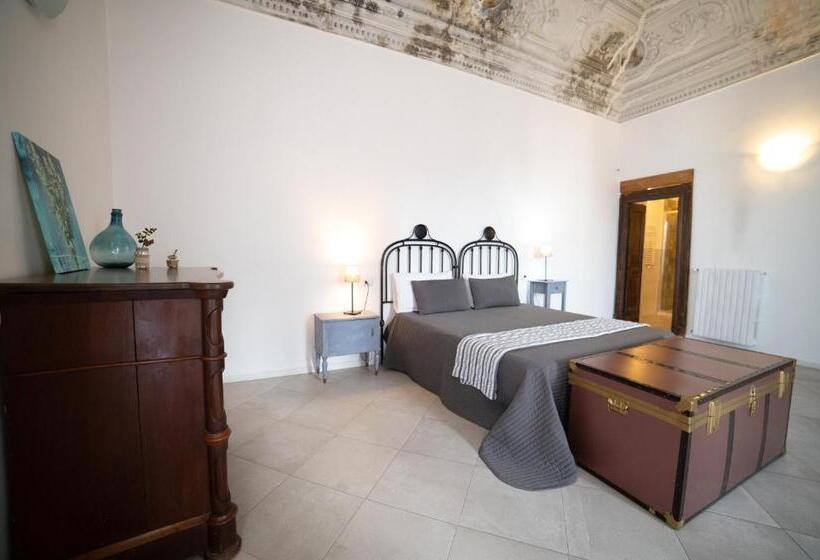 اتاق خانوادگی, Donna Elena