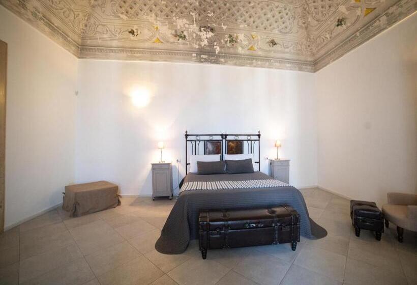 اتاق لوکس خانوادگی, Donna Elena