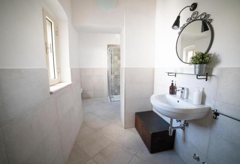 اتاق لوکس خانوادگی, Donna Elena