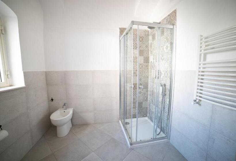 اتاق لوکس خانوادگی, Donna Elena