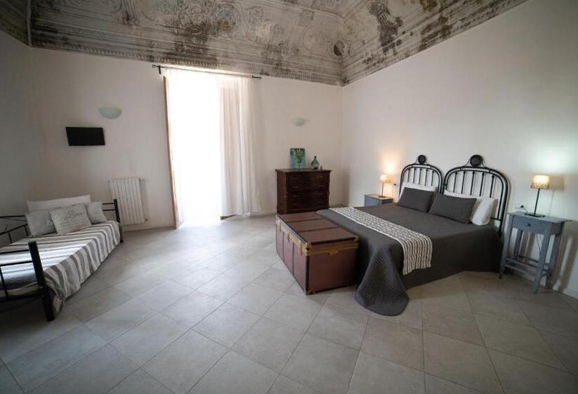 اتاق خانوادگی, Donna Elena