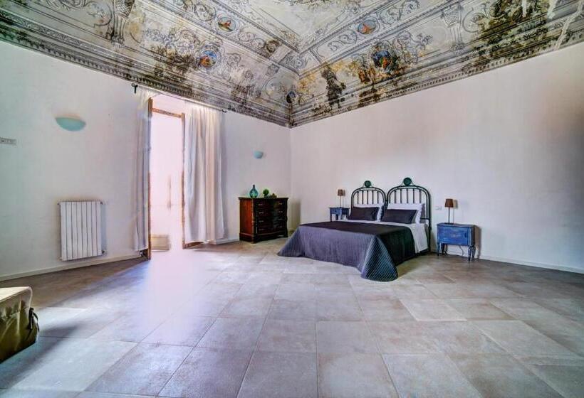 اتاق خانوادگی, Donna Elena