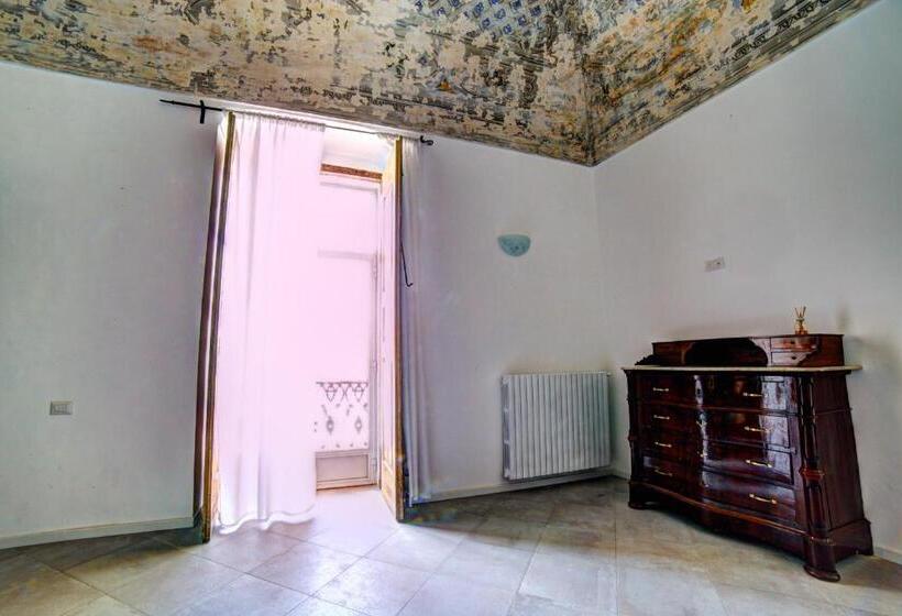 اتاق خانوادگی, Donna Elena